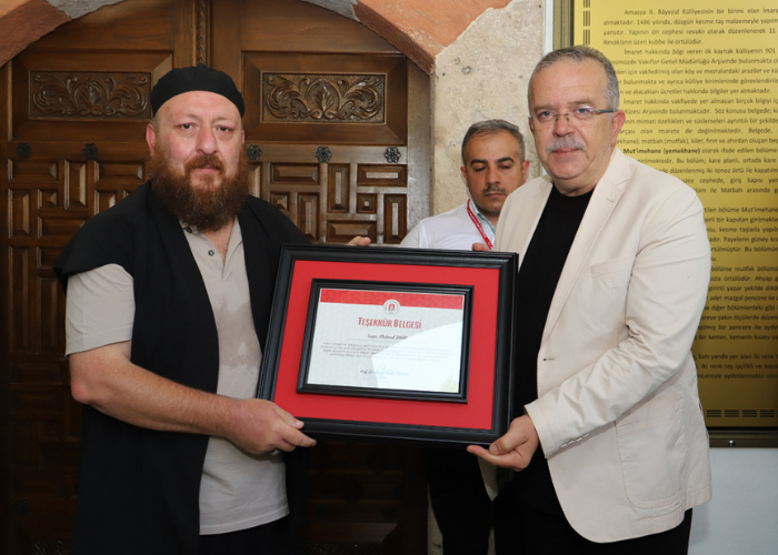 Hattat Mahmut Şahin eserini takdim ediyor