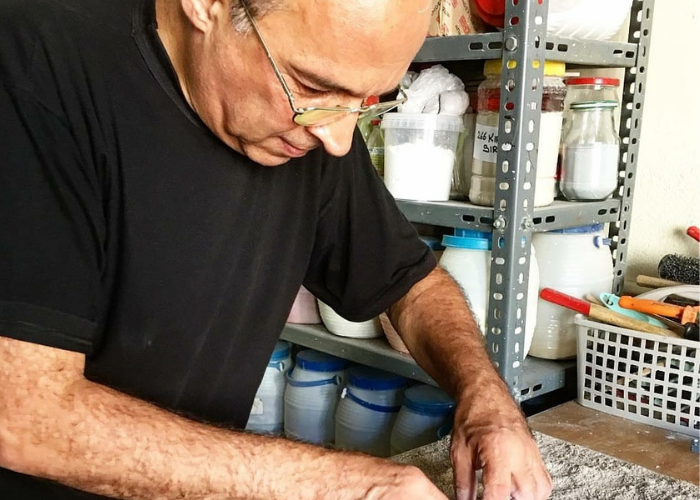Ahmet Nejat Birdevrim çini çalışması yaparken görseli