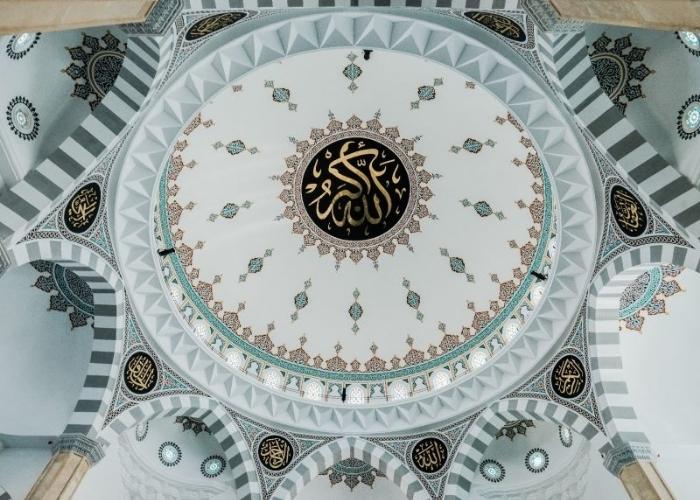 Cami kubbesinin içeriden görünüşü