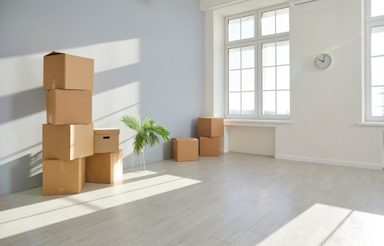 Beyaz güneşli bir daire içerisinde taşınmaya hazır koliler.