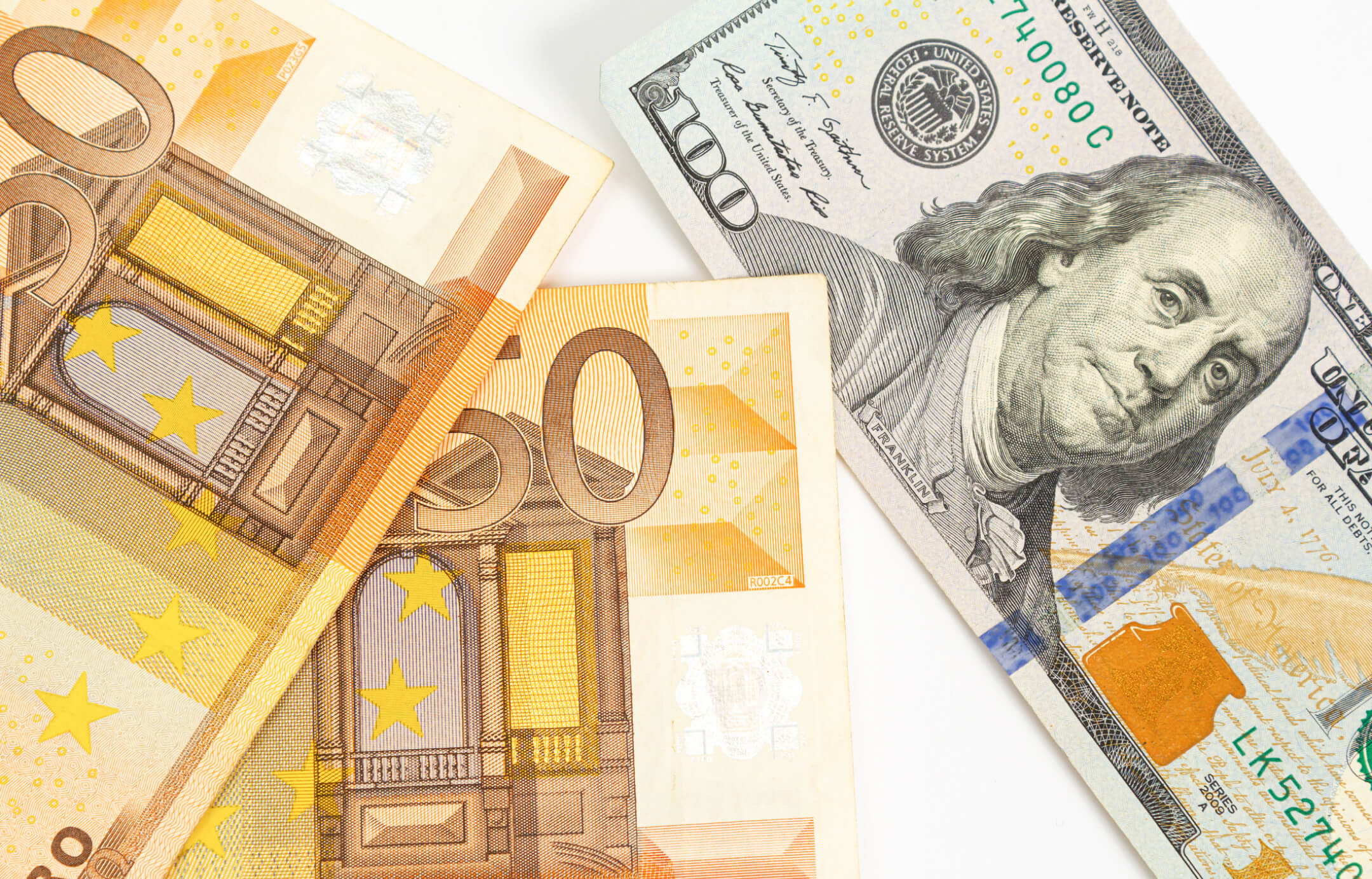 Çeşitli döviz türlerinde banknotlar