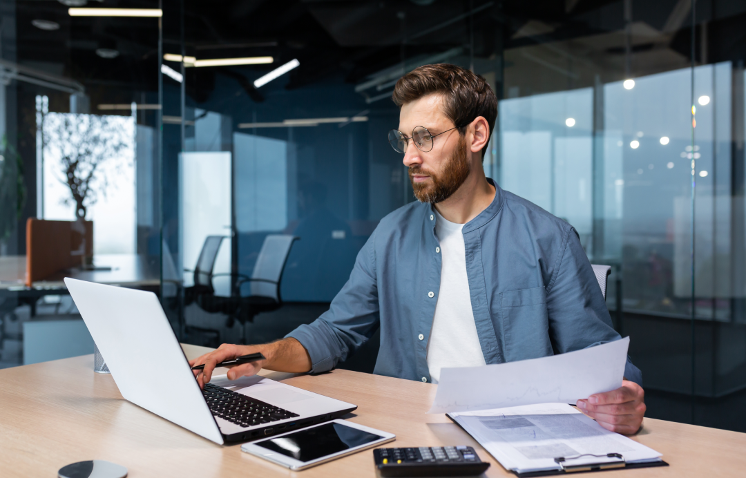 bilgisayara bakan bir erkek müşteri