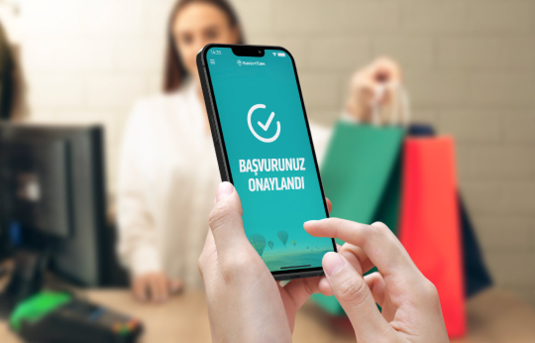 alışveriş sırasında ihtiyaç finansmanı onayını gösteren telefon 