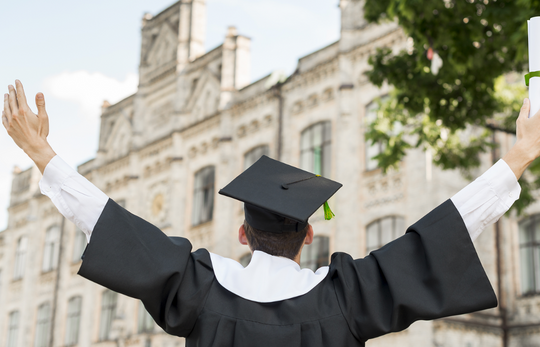 üniversite binası önünde kollarını yeni açmış kep ve cübbe giyinmiş elinde diploması olan genç