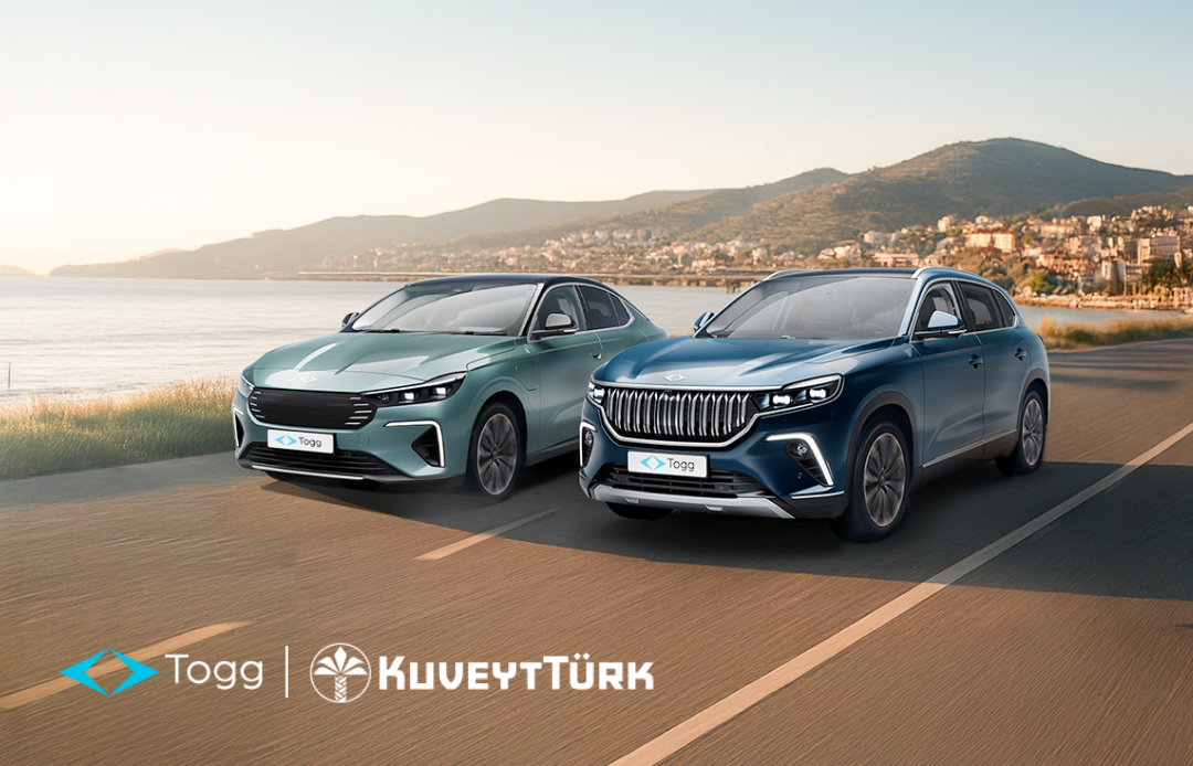 Bir sahil yolunda T10X ve T10F model TOGG araçları ve Kuveyt Türk TOGG logoları