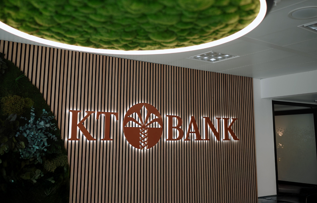 KT Bank Logolu modern banka ofisi iç mekan