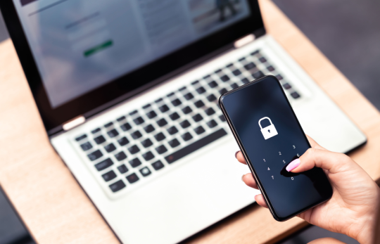 Kilitleme ekranı açık telefon ve dizüstü bilgisayar