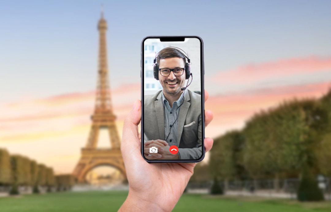 Telefon ekranında görüntülü görüşme yapan kullanıcı