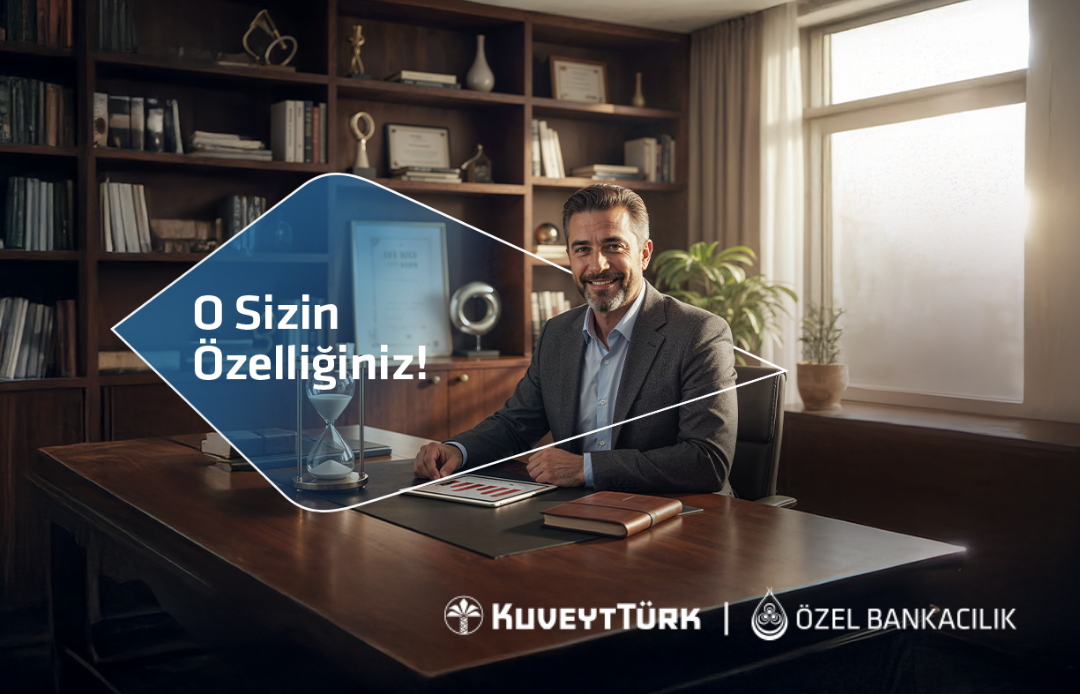 masasında oturan özel bankacılık müşterisi bir erkek