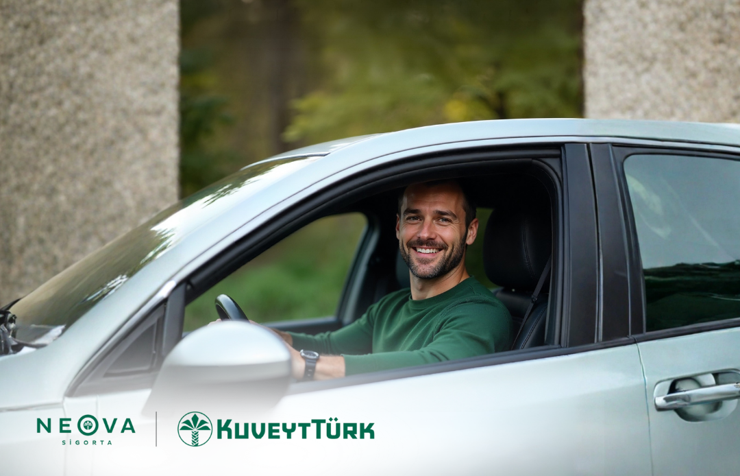 aracın içinde oturan erkek müşteri