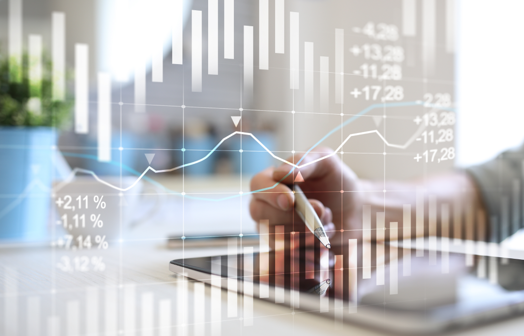tablet üzerinde kalem tutan el ve grafik şekilleri