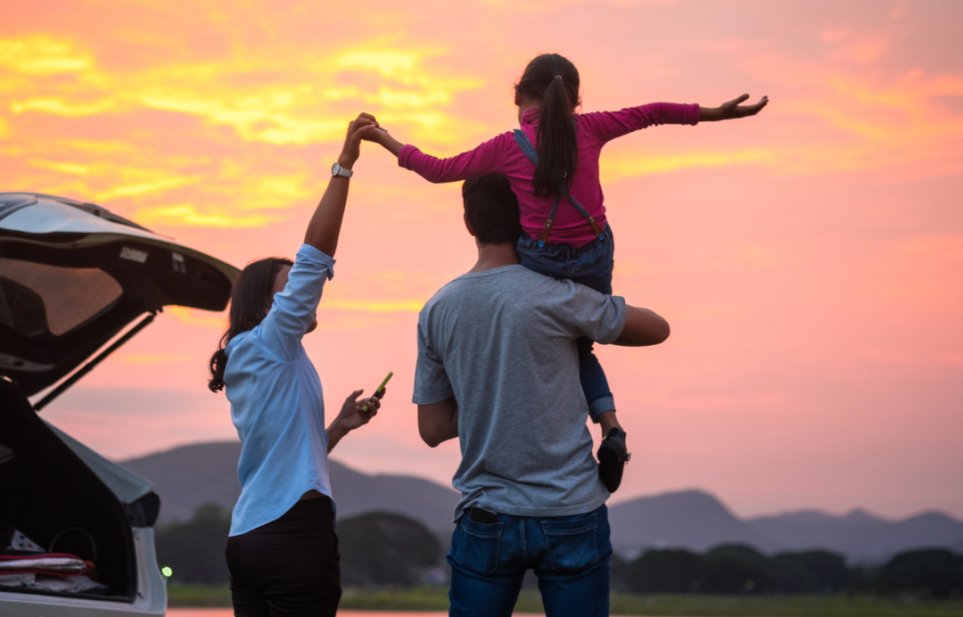 akşam vaktinde sırtını dönmüş mutlu aile