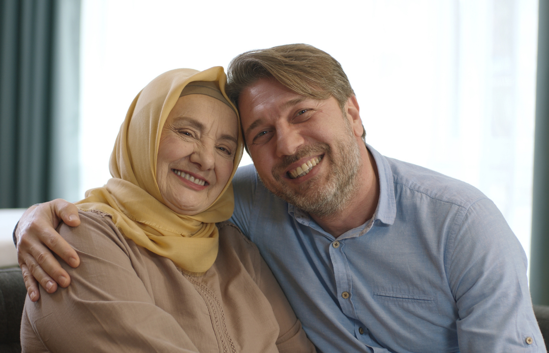emekli annesine sarılan oğlu