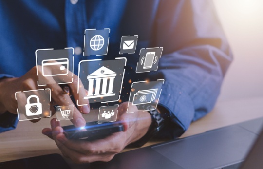 Mobil bankacılık uygulamasını kullanan kişi