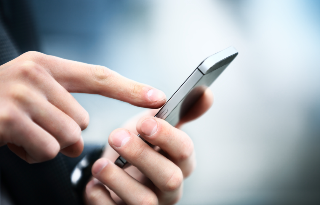 Akıllı telefon ekranına dokunan kullanıcı
