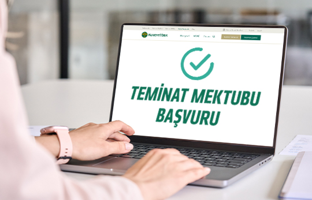 bilgisayar başında bir karın ve ekranda teminat mektubu başvuru onayı