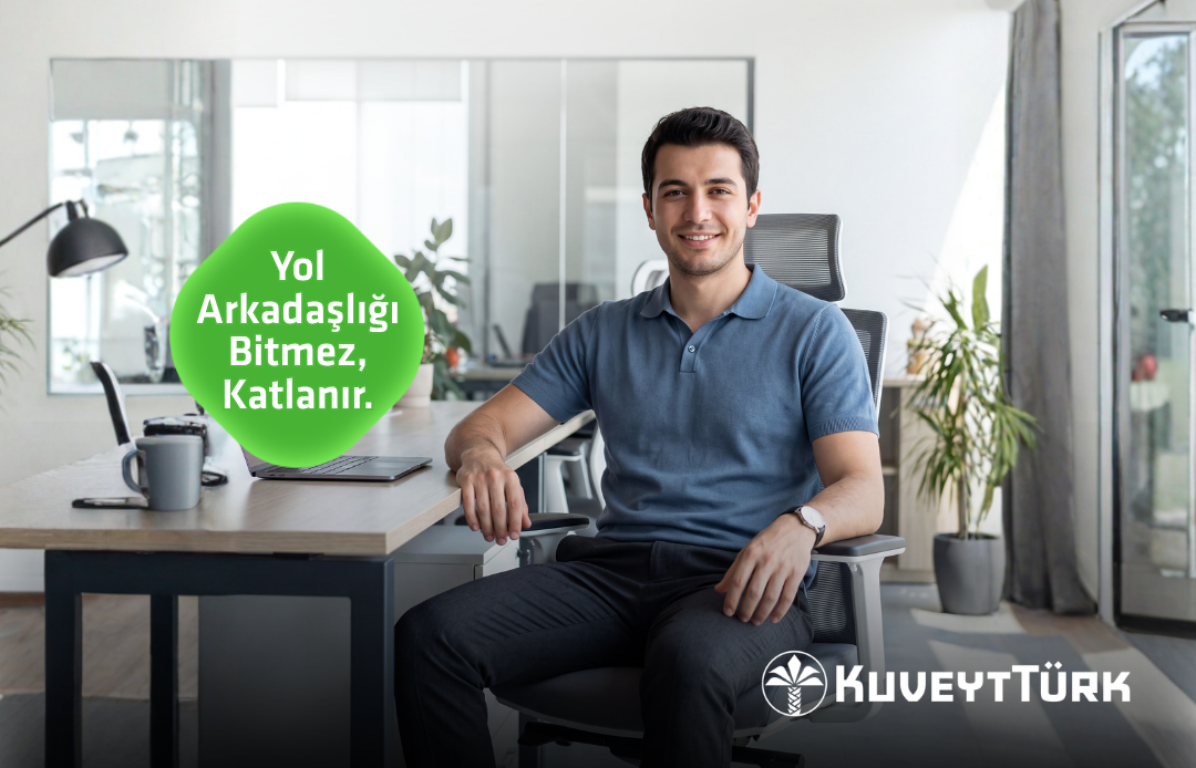ofiste gülümseyerek oturan genç profesyonel