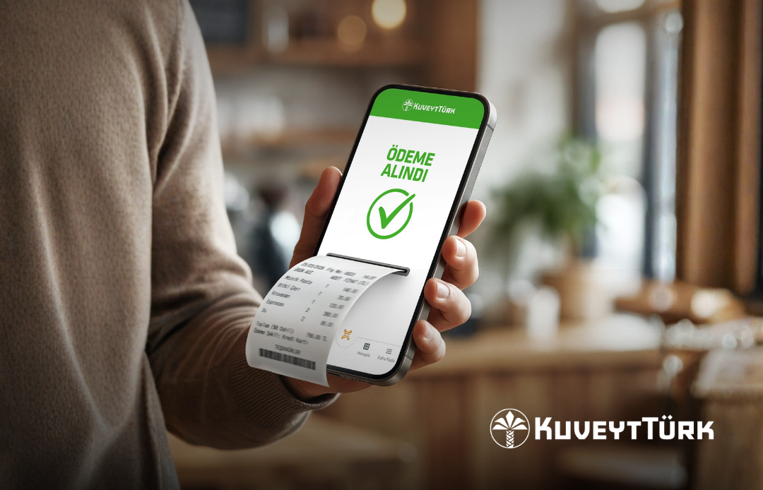 elindeki cep telefonu po olarak kullanan kafeci