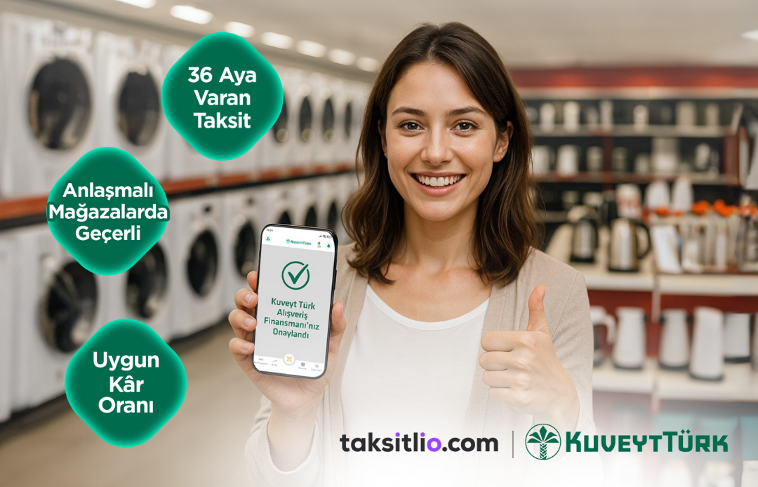 Beyaz eşya mağazasında finansman onayı alınmış ekranlı telefon tutan kadın