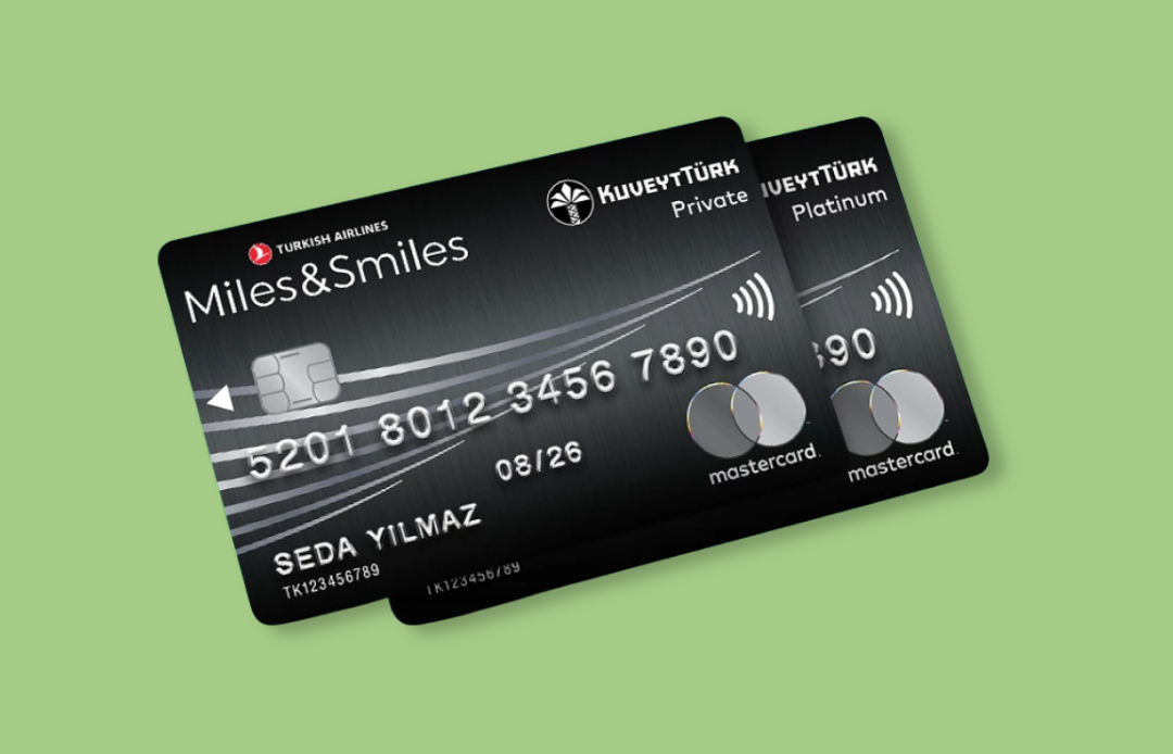 Yeşil arka plan üzerinde çapraz konumlanmış Miles Smiles Kuveyt Türk Kredi Kartı 