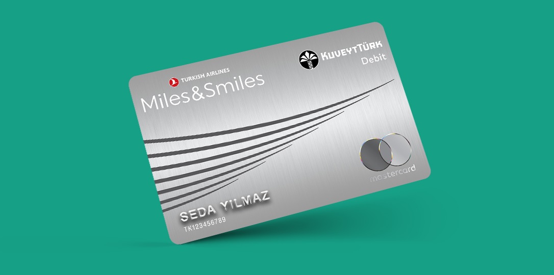Yeşil arka plan üzerinde çapraz konumlanmış Miles&amp;Smiles Kuveyt Türk Debit Kart