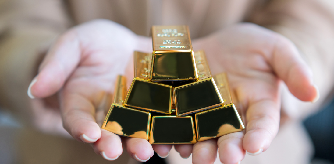 Avuç içinde tutulan altın külçeleri