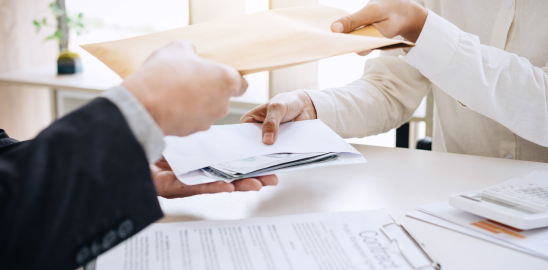 Kira işlemleri için belge alışverişi yapan kişiler