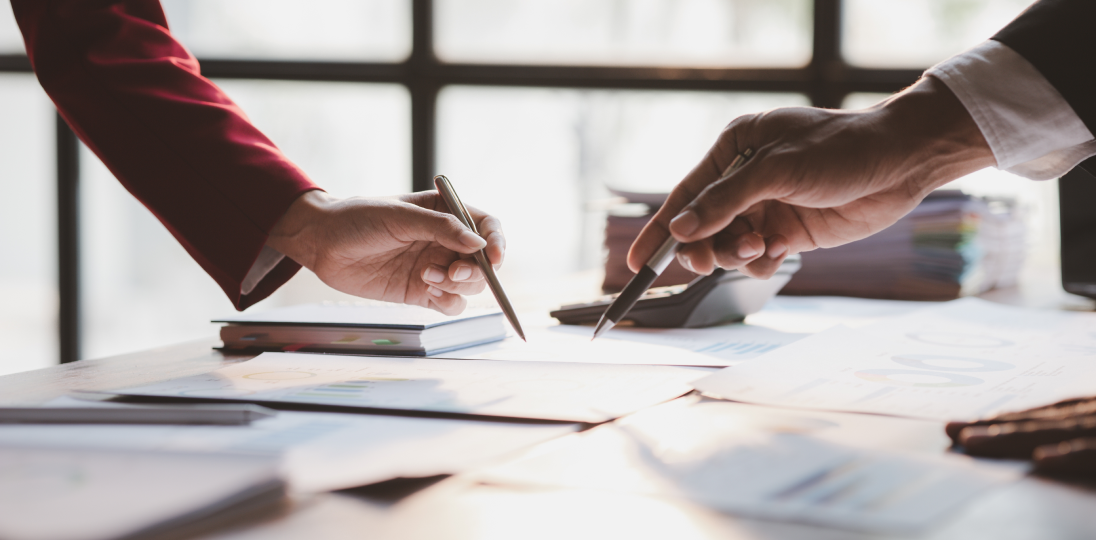 Yatırım fonu işlemleri için belge üzerinde çalışan profesyoneller