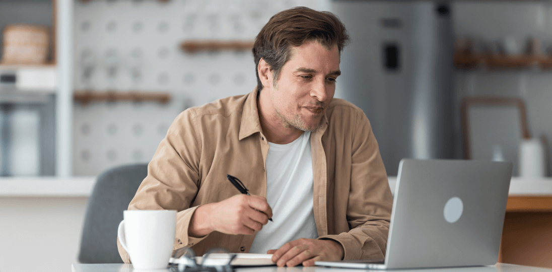 bilgisayara bakan bir erkek müşteri