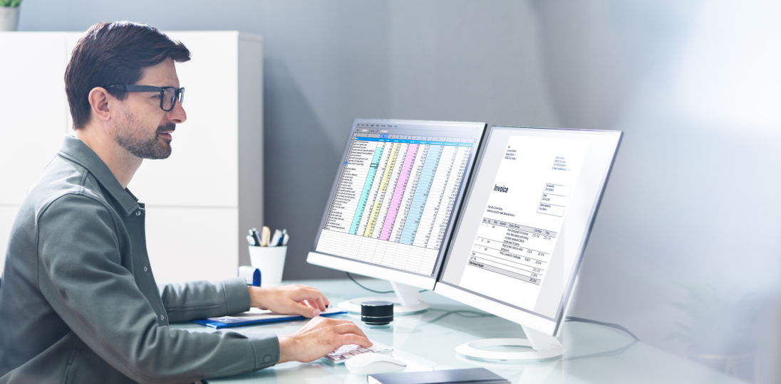 iki ekrandan hesapları kontrol eden erkek müşteri