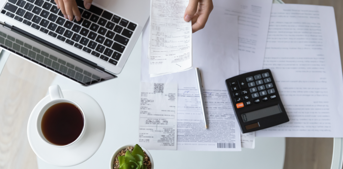 fişleri kontrol ederek bilgisayarda çalışan biri