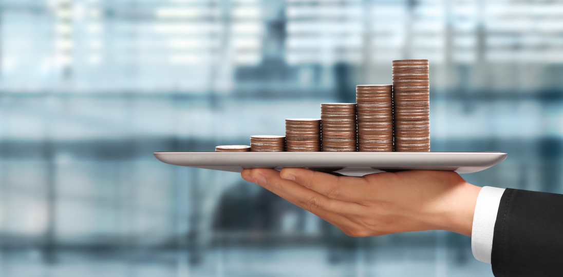 madeni paraları tutan bir el