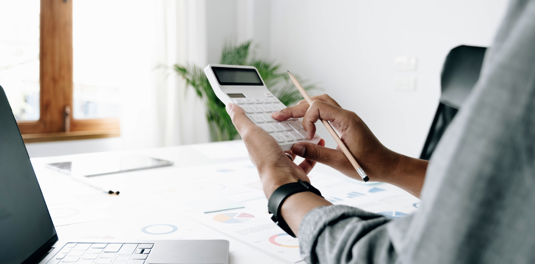 hesap makinesinde hesap yapan bir çift el