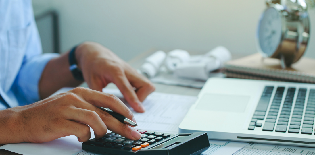 hesap makinesinde hesap yapan bir çift el