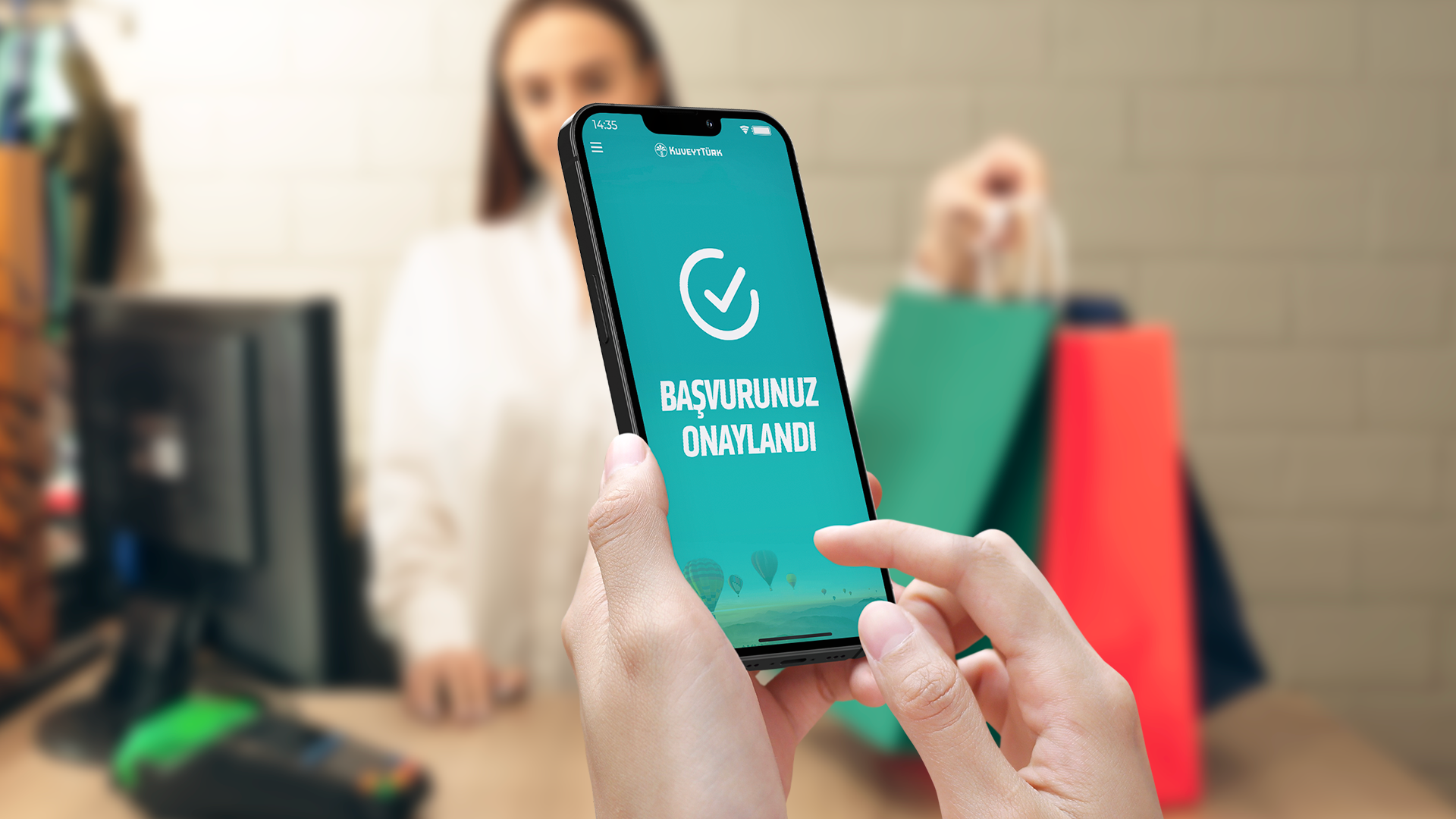 alışveriş sırasında ihtiyaç finansmanı onayını gösteren telefon 