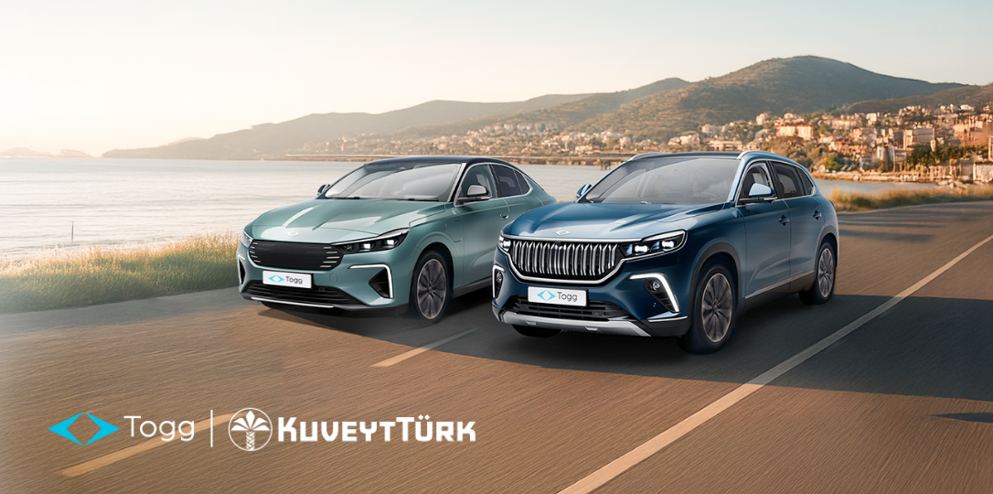 Bir sahil yolunda T10X ve T10F model TOGG araçları ve Kuveyt Türk TOGG logoları