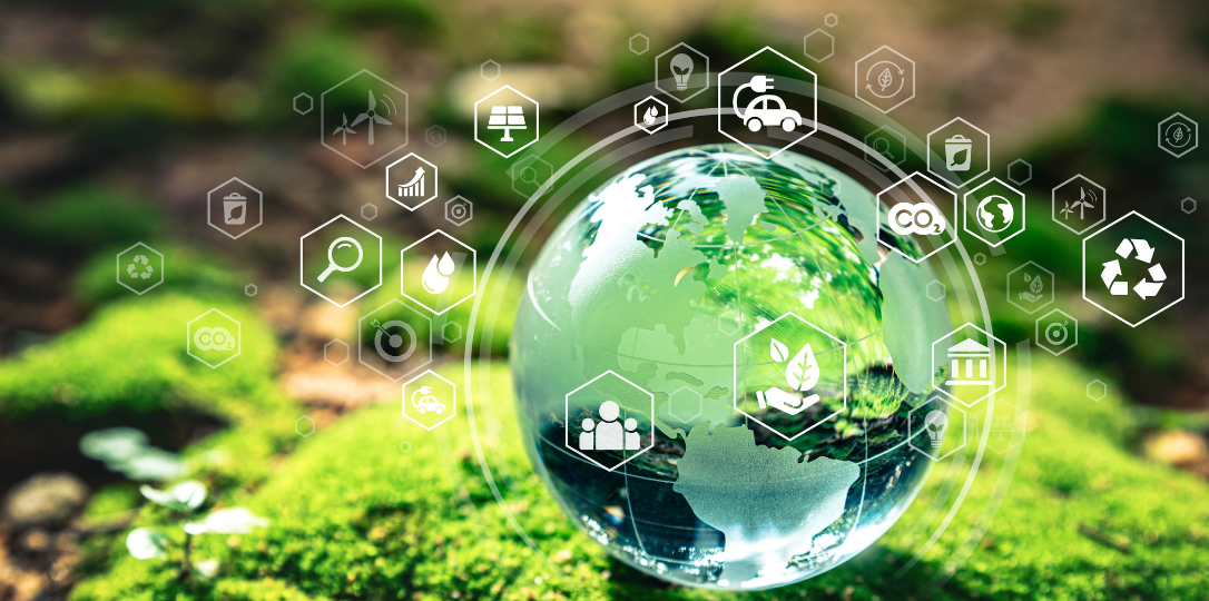Sürdürülebilir finansman ve geri dönüşümü temsil eden simgelerle çevrili dünya küresi