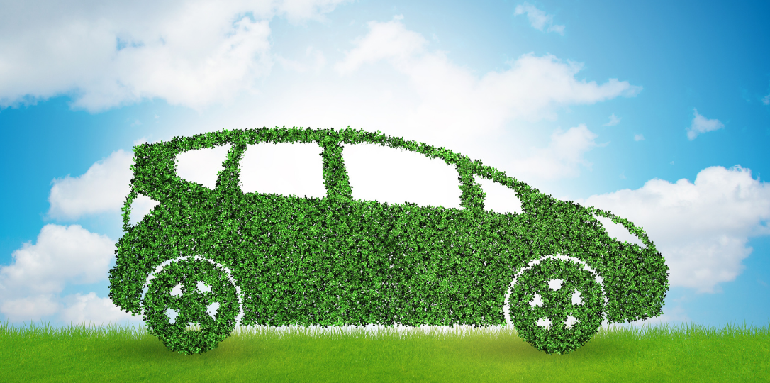 Doğa ile bütünleşmiş yeşil otomobil silueti çevre dostu araç 