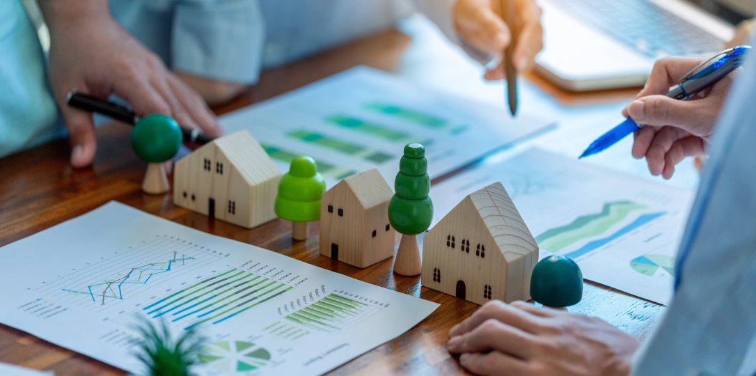 Konut finansmanı ve grafik raporları üzerine çalışan uzmanlar