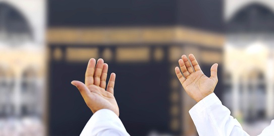 Kabe'de elleri açık dua eden bir hacı