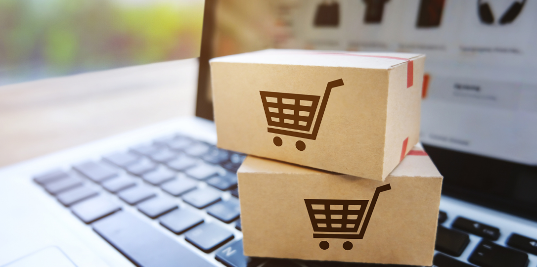 Bilgisayar üzerinde duran e ticaret logolu bloklar