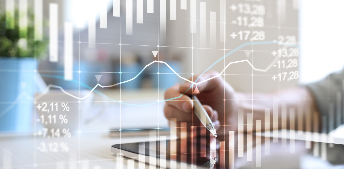 tablet üzerinde kalem tutan el ve grafik şekilleri