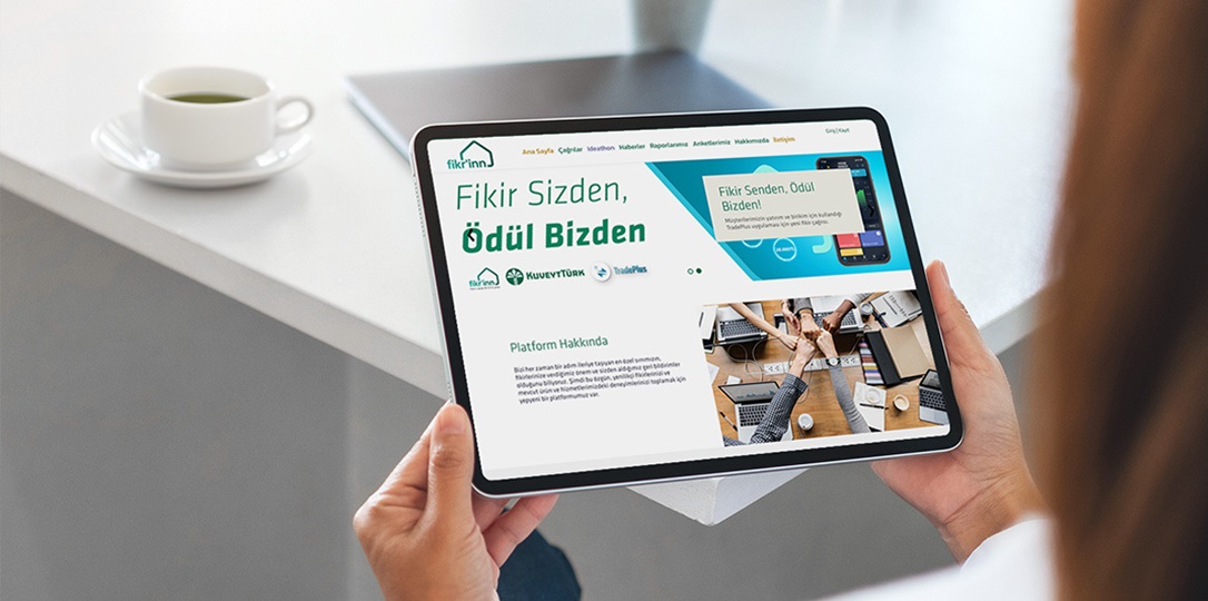 tabletten fikrinn platformuna bakan kişi