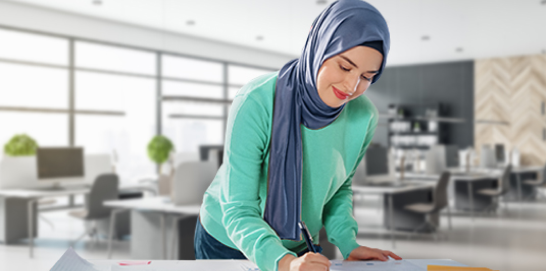 proje üstünde çalışan profesyonel