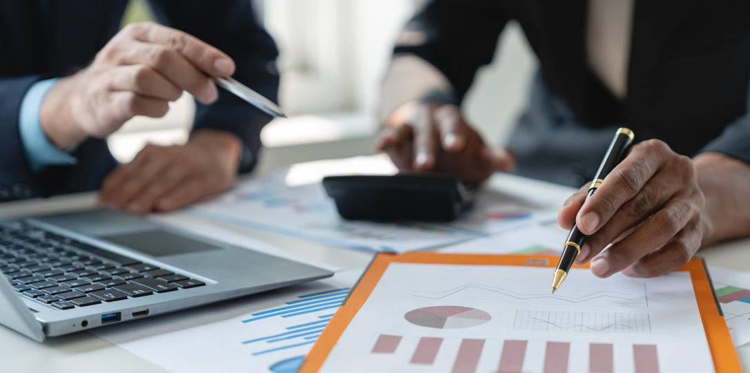 Grafik ve raporları inceleyen iş toplantısı