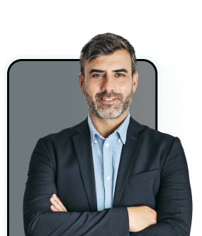 Kollarını bağlamış takım elbiseli erkek çalışan portresi