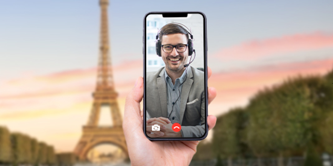 Telefon ekranında görüntülü görüşme yapan kullanıcı
