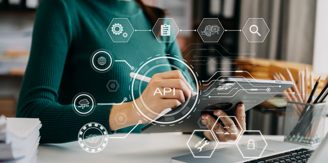 tabletinden API'leri inceleyen kadın