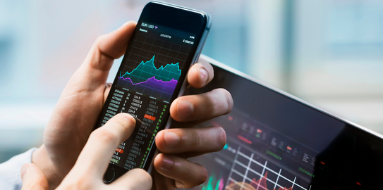 Finansal grafiklerin görüntülendiği akıllı telefon ekranı 