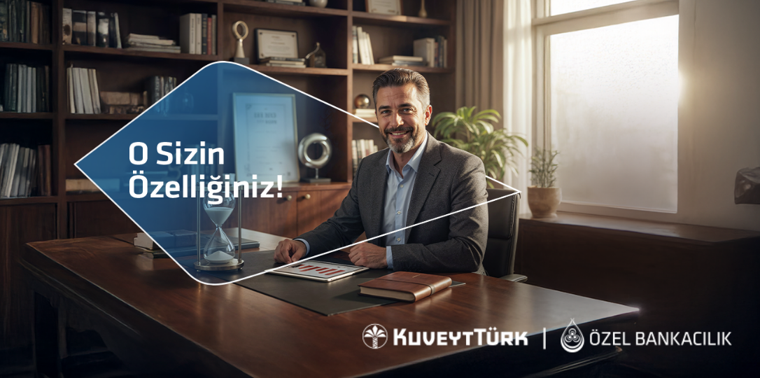 masasında oturan özel bankacılık müşterisi bir erkek